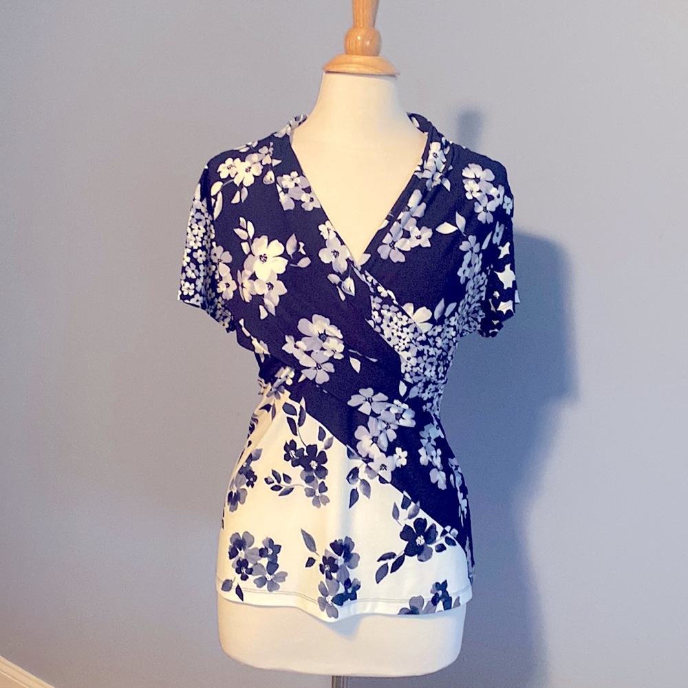 DKNY stretchy faux wrap top XL, New with Tag . Navy blue and ivory floral